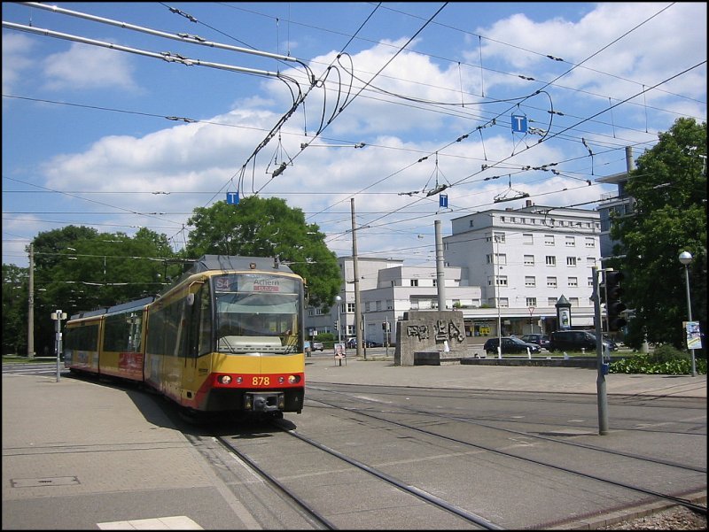 Zweisystem-Triebwagen 878 fhrt als Eilzug auf der Linie S4 nach Achern in den Karlsruher Albtalbahnhof ein. Die Aufnahme stammt vom 23.06.2006.