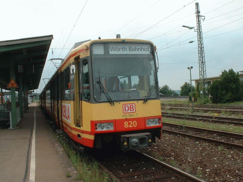 Zweisystem-Triebzug 450 004 am 26.07.2002 im Bahnhof Bietigheim. Dieser Triebzug fhrt von Bietigheim bis Pforzheim als RB der DB AG, von Pforzheim bis Wrth als S-Bahn des Karlsruher Verkehrsverbundes und benutzt in Karlsruhe die Stadtbahngleise.