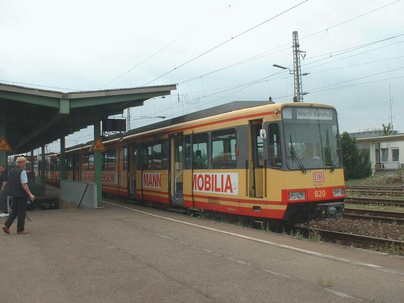 Zweisystem-Triebzug 450 004 am 26.07.2002 im Bahnhof Bietigheim. Baugleiche Zge hat auch der Verkehrsverbund Karlsruhe, sie sind in der gleichen Farbe lackiert, haben aber kein DB-Symbol und keine DB-Nummer, nur die dreistellige gelbe Nummer.
