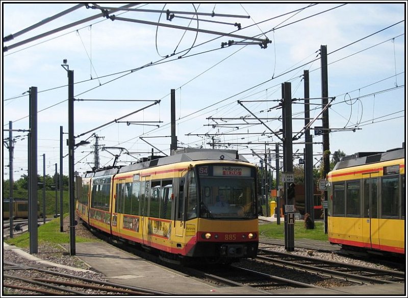 Zweisystem-Tw 885 fhrt am 04.05.2008 als S4 nach Heilbronn (Eilzug) ber die Verbindungs-Rampe zwischen den DB-Gleisen und dem Karlsruher Straenbahnnetz in den Albtalbahnhof in Karlsruhe ein.
