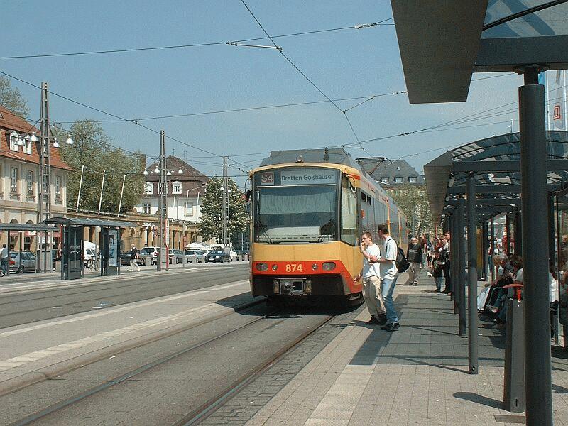 Zweisystem-Zug 874 fhrt als S4 am 09.05.2002 vom Karlsruher Bahnhofs-Vorplatz nach Bretten-Glshausen.