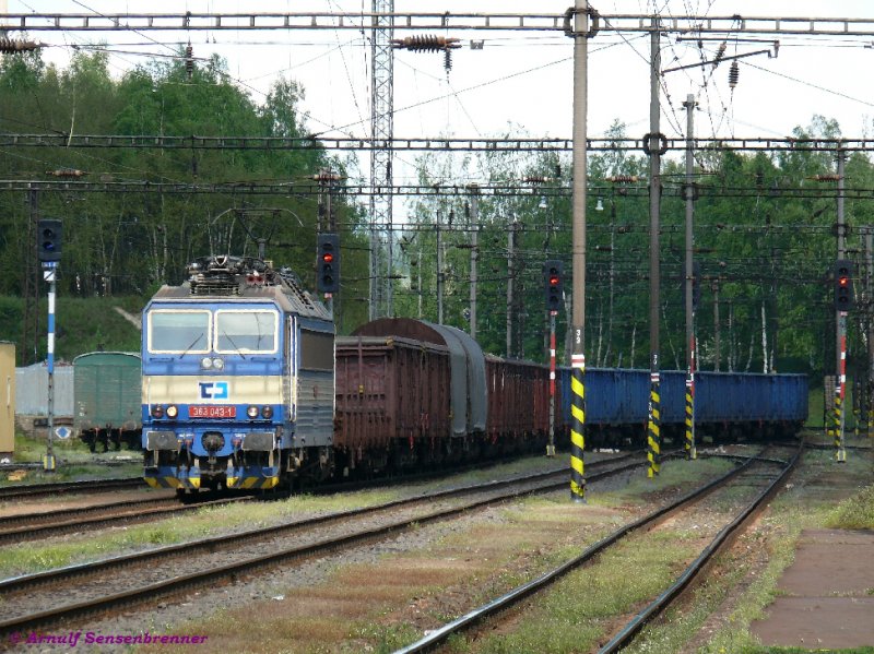 Zweisystemlok CD 363-043 fhrt mit ihrem Gterzug aus Richtung Chomutov nach Karlovy Vary 

10.05.2008 Karlovy Vary

