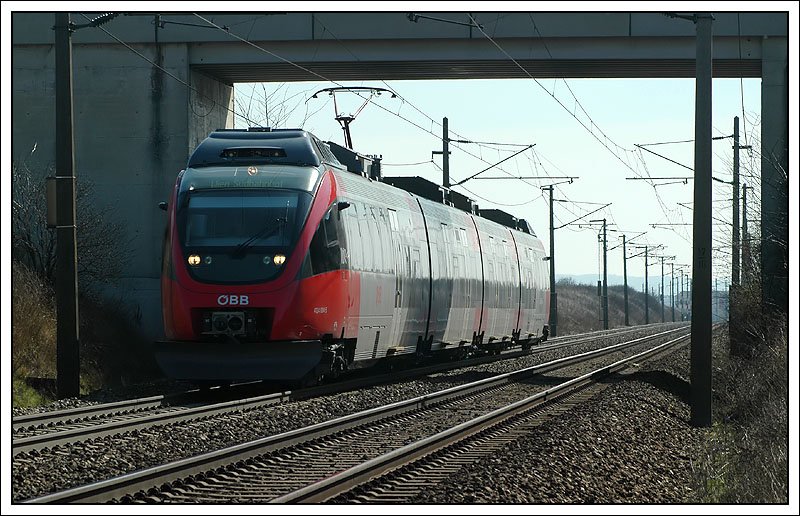 Zweisystemtalent 4124 004 als REX 2618 von Pamhagen nach Wien S�dbahnhof am 11.3.2007, aufgenommen kurz nach dem Bahnhof Gramatneusiedl.
