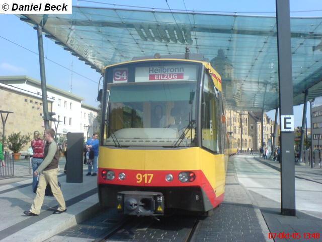Zweisystemwagen 917 auf dem Vorplatz des Heilbronner Hauptbahnhofes. Endstation fr den Eilzug ist die Haltestelle Heilbronn Pfhlpark. Dieses Foto entstand am 07. Oktober 2005.