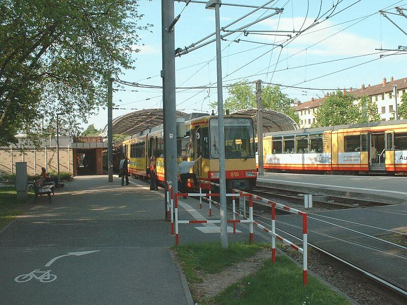 Zweisystemzug 810 als S4 nach Baden-Baden im Albtalbahnhof Karsruhe am 09.05.2002. Gleich nach dem Bahnhof verlt der Zug das Gleichstromnetz des KVV und fhrt auf dem Wechselstromnetz der DB weiter.