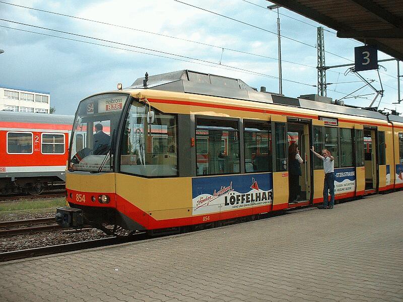 Zweisystemzug 854 am 09.05.2002 in Eppingen von der Seite. Ziel der S4: Heilbronn.