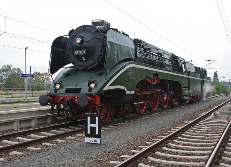 Zweite Station der Drehfahrt war Rackwitz. Dort stand die Lok dann wieder vorwrts Richtung Berlin.