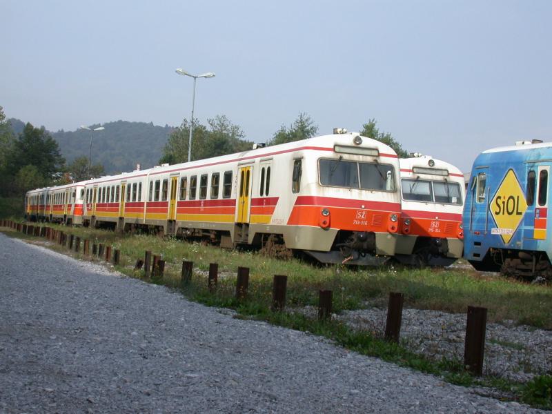 Zweiteiliger Dieseltriebzug 713-116 abgestellt in Ljubljana.