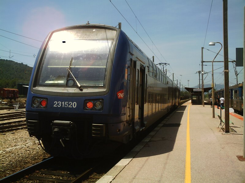 Zweiteiliger Elektro- Triebzug 231520 im Bahnhof von Carnoules. 30.06.2007