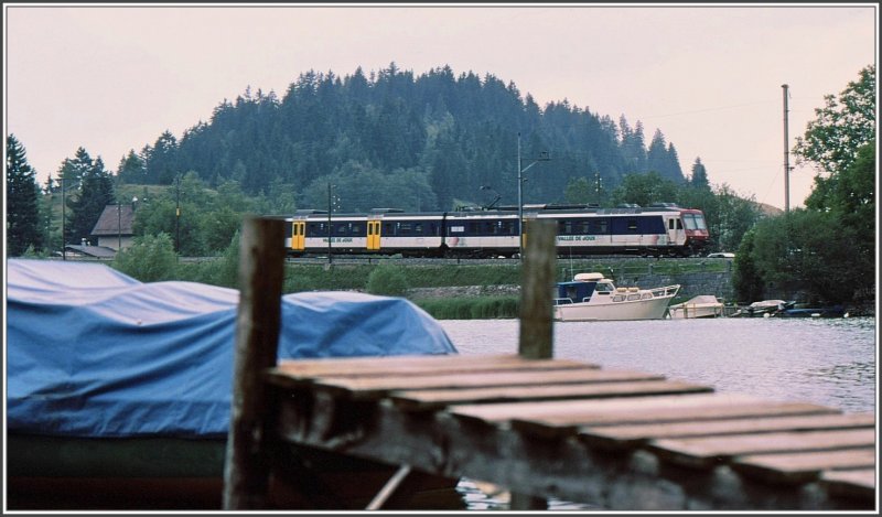 Zweiteiliger NPZ RBDe 560 im Valle de Joux bei Le Pont. (Archiv 08/94)