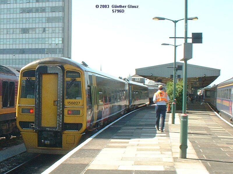 Zweiteiliger Triebzug 158 827 am 17.09.2003 in Plymouth.