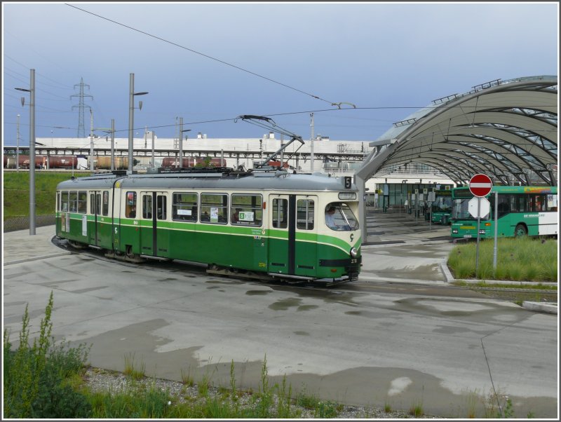 Zweiteiliger Wagen 278 (SGP/Lohner) dreht beim Verlassen der Station Puntigam seine Ehrenrunde um den Busbahnhof. Die ganze Anlage gefllt mir, da hier ein Umsteigen auf engstem Raum und trockenen Fusses zwischen den verschiedenen Verkehrstrgern mglich ist. Trotz weniger grner Flecken hat auch die Natur hier noch ihren Platz, habe ich doch genau beim Fotostandpunkt in dieser kleinen Magerwiese einen ausgewachsenen Feldhasen aufgescheucht. (15.05.2008)