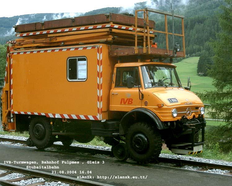Zweiwege-Turmwagen der Innsbrucker Verkehrsbetriebe (voller, tats�chlich sehr treffender Name:  Innsbrucker Verkehrsbetriebe und Stubaitalbahn GmbH ) im Bahnhof Fulpmes, dort gemeinsam mit anderen Ger�ten der IVB wie deren Arbeitstriebwagen N�21 oder einer mit einem Schneepflug, einem Bagger und anderem beladenen Lore ausgestellt anl��lich des Festes 100 Jahre Stubaitalbahn, Samstag, 21. August 2004