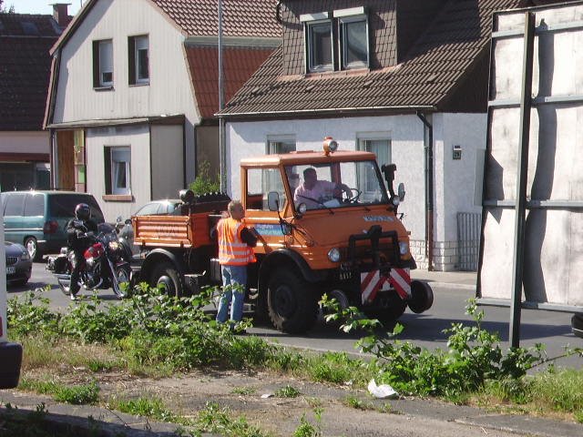 Zweiwege Unimog der Fraport bei der Ankunft in Neu-Isenburg.