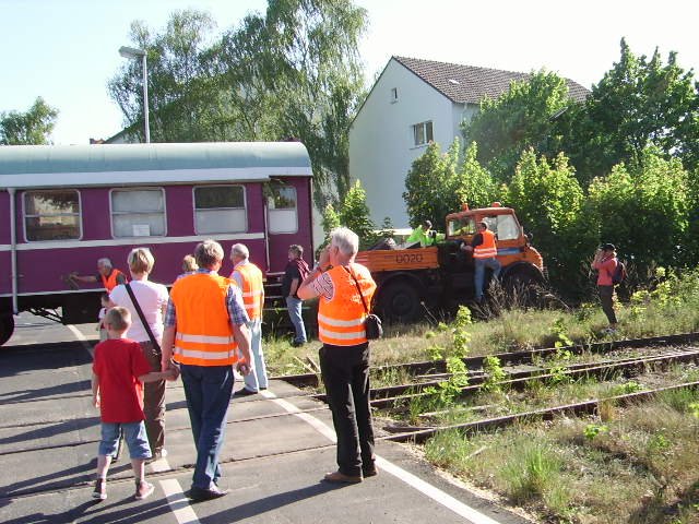 Zweiwege Unimog der Fraport beim Rangieren des Umbauwagen des MECI Neu-Isenburg. 

