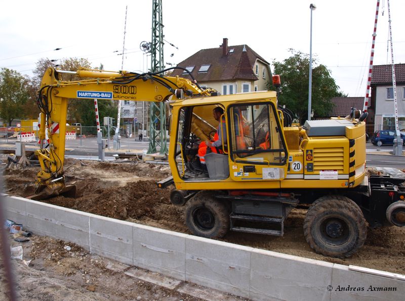 Zweiwegebager A 900 ZW-Li ( Kleinwagen Nr. 97 51 78 532 60-5 ) der Fa. Hartung-Bau Fulda beim aus-baggern f�r ein Sicherungsgleis in Wendlingen/N. (27.10.2009) 