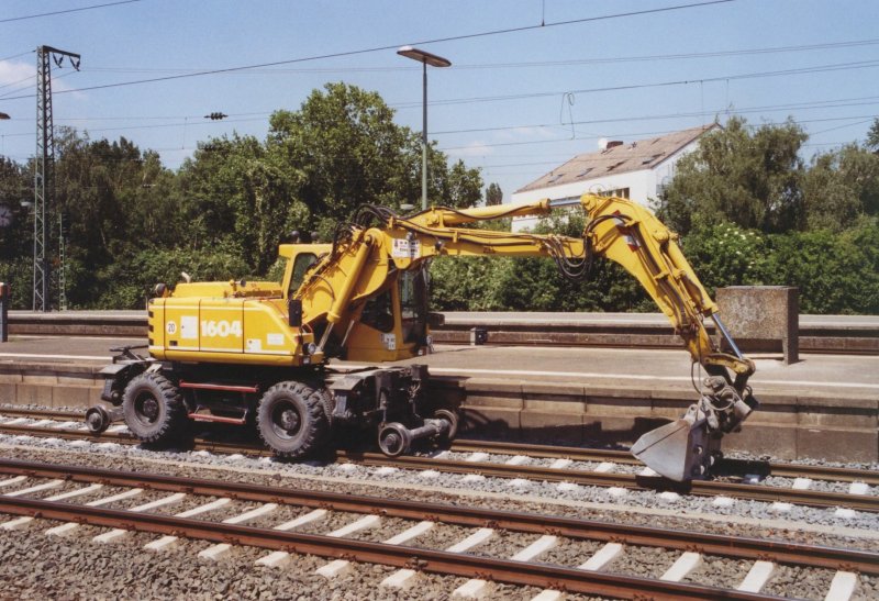 Zweiwegebagger 975189502-60 der Fa. Gleisbau Kaiseer aus tann in der Rh�n im Bhf Ffm-H�chst.