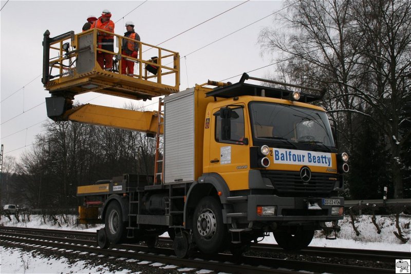 Zweiwegefahrzeug auf Mercedes Benz Atego 1828 Fahrgestell der Firma Balfour Beatty. Zur Zeit der Aufnahme, am 15. Februar 2009, wurde vom Kronacher Bahnhof aus in nrdliche Richtung die Oberleitung auf der zweigleisigen Frankenwaldrampe erneuert. An mehreren Wochenenden wurde hierfr das Gleis einseitig komplett gesperrt. 