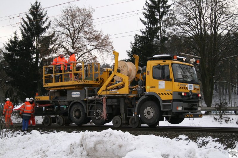 Zweiwegefahrzeug auf Mercedes Benz Atego 1828 Fahrgestell der Firma Balfour Beatty. Zur Zeit der Aufnahme, am 15. Februar 2009, wurde vom Kronacher Bahnhof aus in nrdliche Richtung die Oberleitung auf der zweigleisigen Frankenwaldrampe erneuert. An mehreren Wochenenden wurde hierfr das Gleis einseitig komplett gesperrt. 