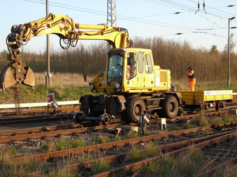 Zweiwegefahrzeug mit Beiwagen am 25.April 2009 in Bergen/Rgen.
