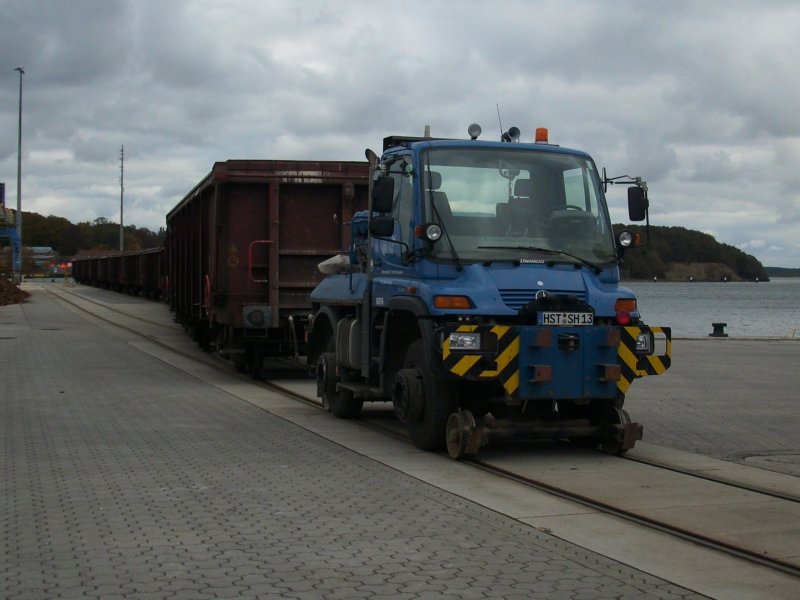 Zweiwegefahrzeug im Stralsunder Sdhafen am 12.Oktober 2009 im Einsatz.