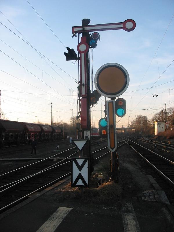 Zwergformsignal am Gleis 106 mit Formvorsignal im Abendlicht des 5. Februars 2005. 