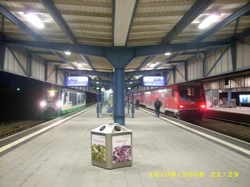 Zwickau Hbf:
VT 40 der Vogtlandbahn (links) Zug Nr: VBG83269 mit dem Endziel Plauen (V) Ob Bf. Doppelstock - Steuerwagen  (rechts)  Zug Nr: RB 17339 mit dem Endziel Dresden Hbf. 
 Neul Alexander