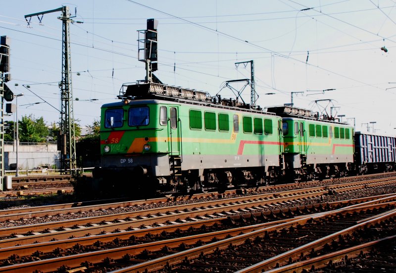 Zwillinge in grn. Die Loks DP58 und DP60 der Baureihe 109 in Diensten der Westflisch Almetalbahn (WAB) durchfahren in stlicher Richtung des Bahnhof von Bielefeld-Brackwede. Durch Sichtungen anderer Foto-Kollegen und deren Beschreibungen drfte auch hier ein  Zementklinker-Zug  fahren. 
Das Ziel knnte auch hier Knigs-Wusterhausen sein. Am 26.08.2009. Die Belichtung htte besser sein knnen, aber ich hatte keine Zeit um die Kamera passend zu machen. Ein anderer Gterzug kam entgegen und dieser kam fast aus dem Windschatten ohne das man ihn htte vorher wahrnehmen knnen.
