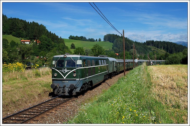 Zwischen 8. und 10. August war in �sterreich eine englische Reisegruppe mit einem Sonderzug unterwegs. Neben verschiedenen Lokreihen war an allen 3 Tagen 2050.04 die eigentliche Stammlok bei diesem Sonderzug. Am 10.8.08 kam der Zug sogar bis Lavam�nd. Die Aufnahme zeigt den Sonderzug SR 19815 von Leoben nach St. Paul im Lavanttal bei Eppenstein Richtung Obdacher Sattel. Der Sound der GM Maschine war einfach nur geil.
