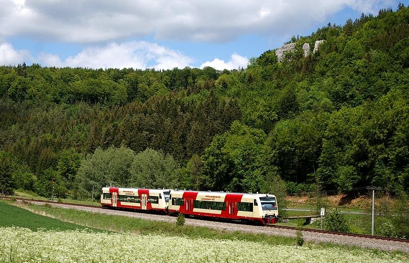 Zwischen Albstadt-Ebingen und Inzigkofen verluft die KBS 766 durch das Schmeiental. Zwei mir unbekannt gebliebene RS1 der HzL sind am 18. Mai 2007 bei Strassberg auf dem Weg nach Aulendorf.