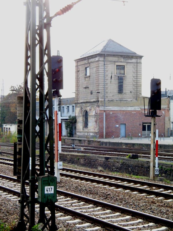 Zwischen alten Lichtsignalen und Fahrleitungsmasten hindurch sieht man den alten Wasserturm des Hbf Chemnitz, 16.10.07
