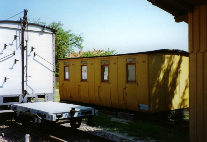 Zwischen anderen aufgearbeiteten Exponaten versteckt sich dieser alte schsische Personenwagenkasten C Sa Nr. 171, Hp Wilsdruff 20.05.02