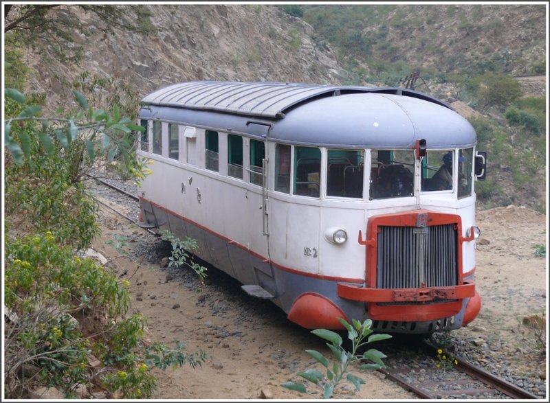 Zwischen Arbaroba und Nefasit verluft die Bahn abseits der Strasse an einem steilen Berghang mit vielen Tunnels entlang. Nr 2 befindet sich hier auf diesem Abschnitt. (29.10.2008)