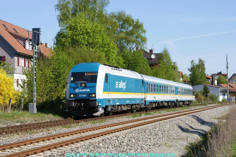 Zwischen den Arlberg-Umleiter gab auch es den regulren Plan-Verkehr. Hier rollt Arriva 223 061 mit dem Flgelzug (in Immenstadt wird der Arriva-Alex getrennt, ein Teil nach Oberstdorf, der andere an den Bodensee) nach Lindau Hbf.
25.04.09