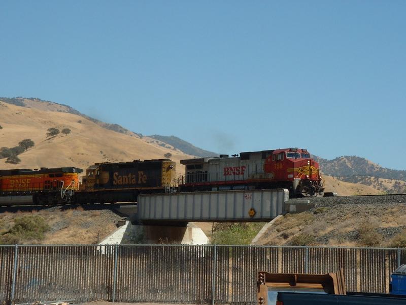 Zwischen Bakersfield und Tehachapi berquert ein mit vier Diesellokomotiven bespannter Zug eine Autobrcke in Caliente