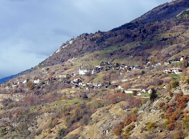 Zwischen Baltschieder-Viadukt und Eggerberg ein schner Blick zurck nach Ausserberg, aufgenommen mit Tele am 09.11.2006. Die Bahnlinie verluft waagrecht 1/3 ber dem unteren Bildrand (unter den Husern), bei genauen hinsehen kann man ein paar Masten entdecken.