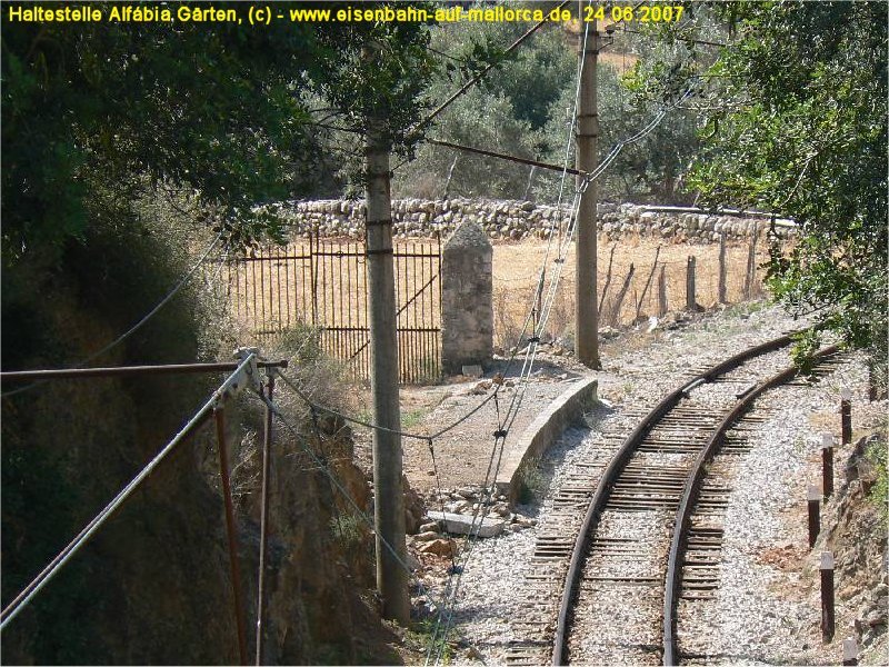 Zwischen Bunyola und der Einfahrt in den Alfbia-Tunnel befindet sich unscheinbar eine weiter Zwischenstation auf dem Weg nach Sller. Allerdings ist diese nie im fahrplanmigen Verkehr bedient worden. Die Station hat den Namen  Jardins de Alfbia . Foto: 24.06.2007