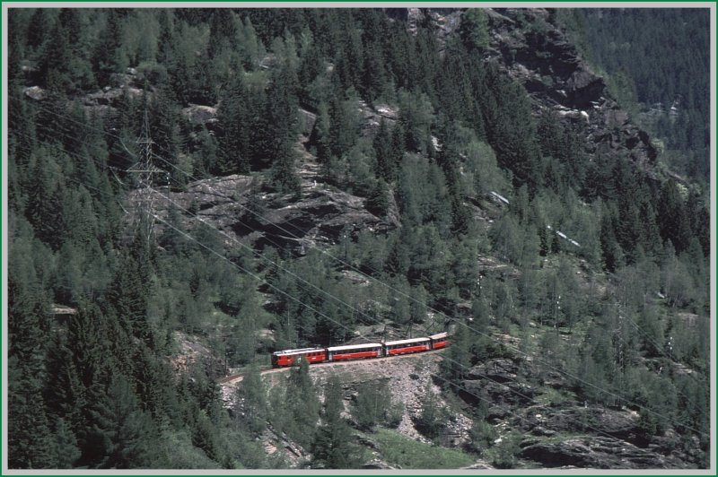 Zwischen Cadera und Privilasco schlngelt sich ein BerninaExpress talwrts. (Archiv 08/84)
