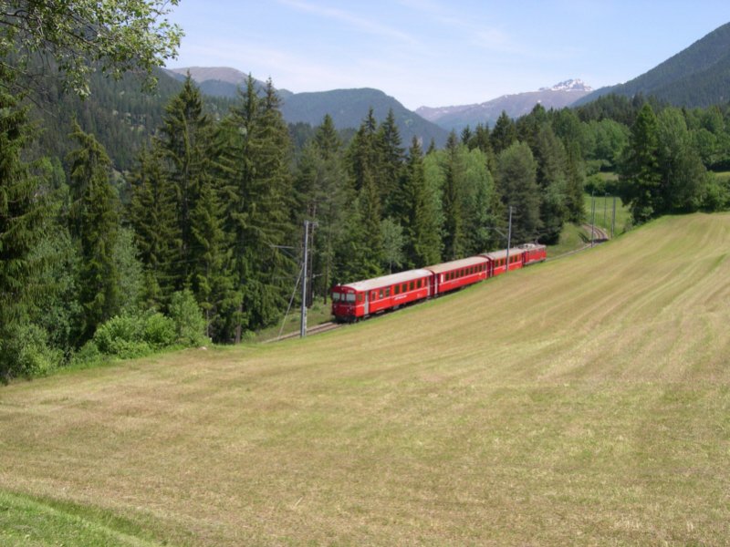Zwischen Davos und Filisur ist stndlich dieser, aus 3 Wagen gebildete Pendelzug, unterwegs. Die originalen  Davos-Pendel-Wagen  scheinen mittlerweile zum alten Eisen zu gehren. Bei Filisur am 15.06.2006