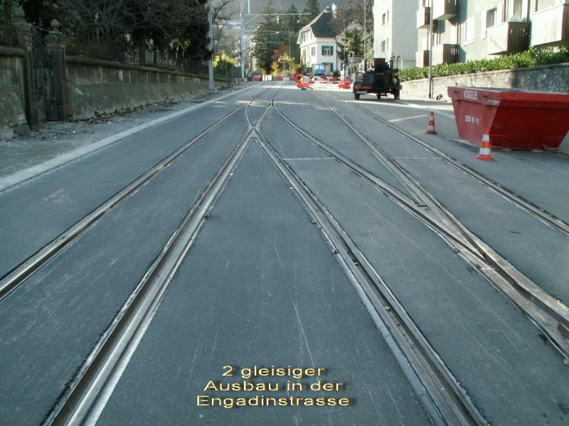 Zwischen dem Bahnhof Chur und dem Obertor (Engadinstrasse) wird ein zweites Gleis eingebaut,damit man mit dem Autoverkehr problemloser kreuzen kann.Zur Zeit besteht ein Bahnersatzverkehr mit Bus bis Chur-Sand. 26.11.06