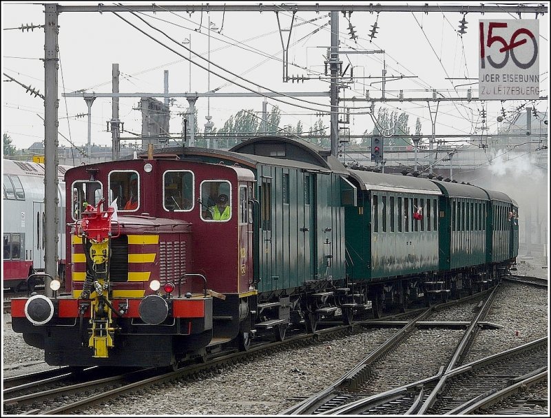 Zwischen dem Bahnhof und dem Bahnbetriebswerk wurden die zahlreichen Besucher mit Pendelzgen hin und her transportiert. Hier erfllt die 1023 diese Aufgabe mit Museumswagen, sowie am Zugende 2 Dampfloks des Vereins AMTF (Tain 1900). 09.05.09 (Jeanny)