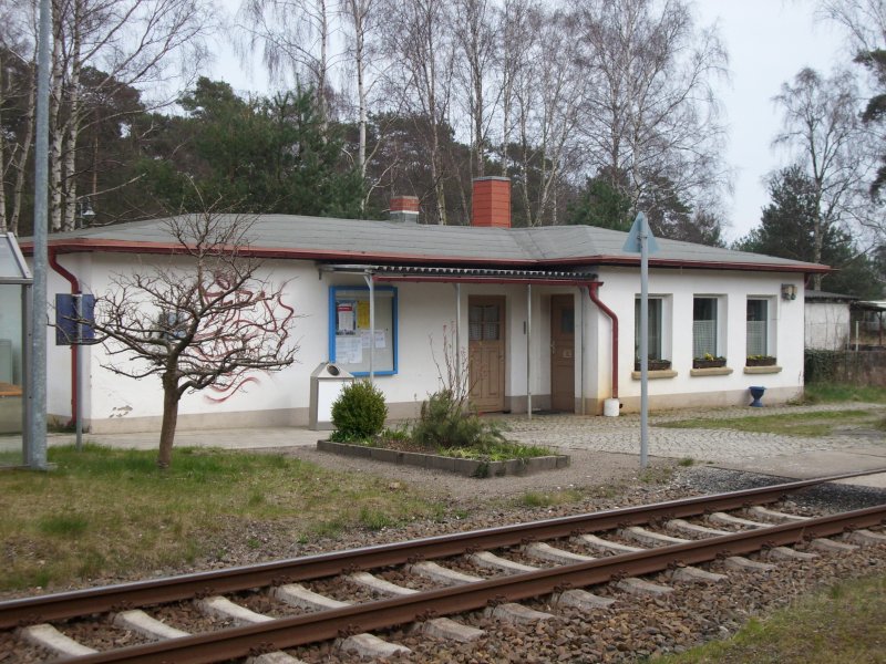 Zwischen dem Ostseebad Binz und Lietzow liegt der kleine Kreuzungsbahnhof Prora wo auch tglich Zugkreuzungen statt finden.Im dortigen Empfangsgebude sitzt der dortige Fahrdienstleiter und bedient nicht nur die Signale sondern ist noch fr das Schlieen und das ffnen einer Schranke zustndig.