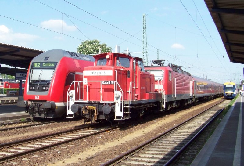 Zwischen dem RE2(links im Bild) und der Lausitzbahn(rechts im Bild) rangiert 362 800-5  Rafael 16  eine Garnitur des RE18, der gerade aus Dresden Hbf angekommen ist und ins BW kommt. Cottbus den 13.05.2008