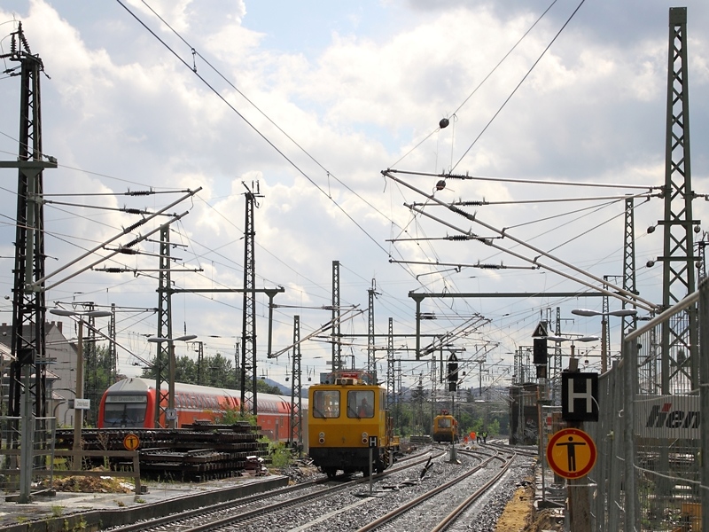 Zwischen Dresden-Neustadt und Dresden-Mitte finden zur Zeit umfangreiche Bauarbeiten statt. Grund ist die Einbindung des vierten Gleises auf der Marienbrcke in den Bahnhof Dresden-Neustadt. Vorn steht ein MTW 100, links fhrt der RE von Leipzig nach Dresden Hbf und im Hintergrund ist noch ein GAF 100 R/H erkennbar. (25.7.2009)