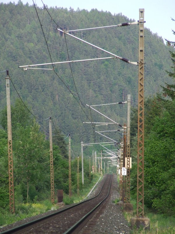 Zwischen Faak am See und Ledenitzen weit die Strecke Villach-Jesenice eine betrchtliche Steigung auf, 10.05.2007.