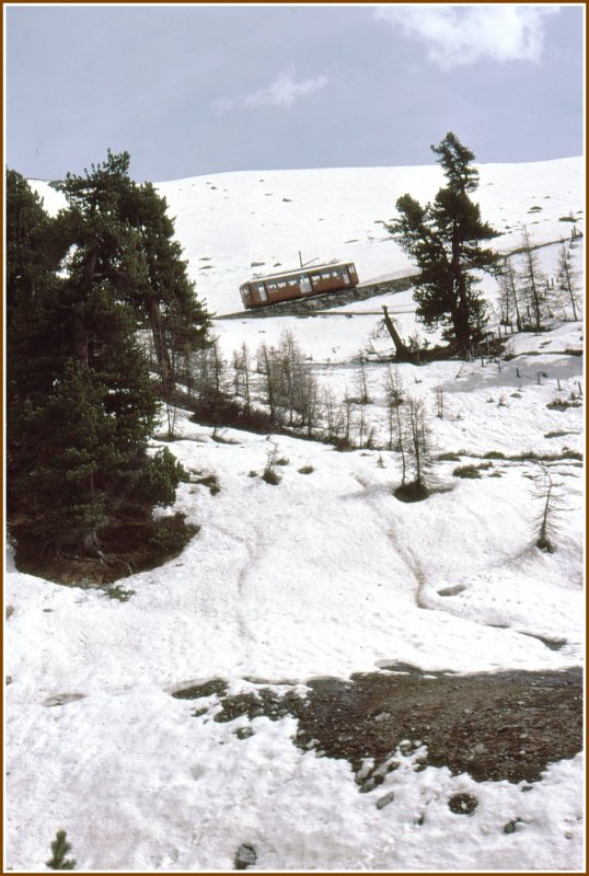 Zwischen Findelbach und Riffelalp kraxelt ein Bhe 2/4 bergwrts. (Archiv 05/77)