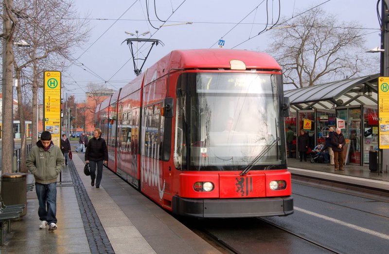 Zwischen den ganzen gelben Straenbahnen fiel mir diese rote auf. Fotografiert an der Haltestelle Pirnaischer Platz.