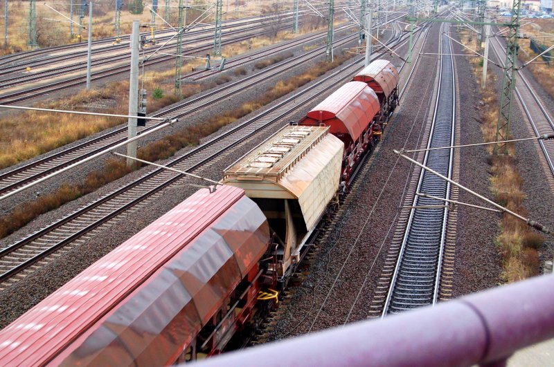 Zwischen den ganzen Schwenkdachwagen der DB fiel mir am 04.12.08 dieser Wagen auf. Eingereiht im Zugverband von 140 018.