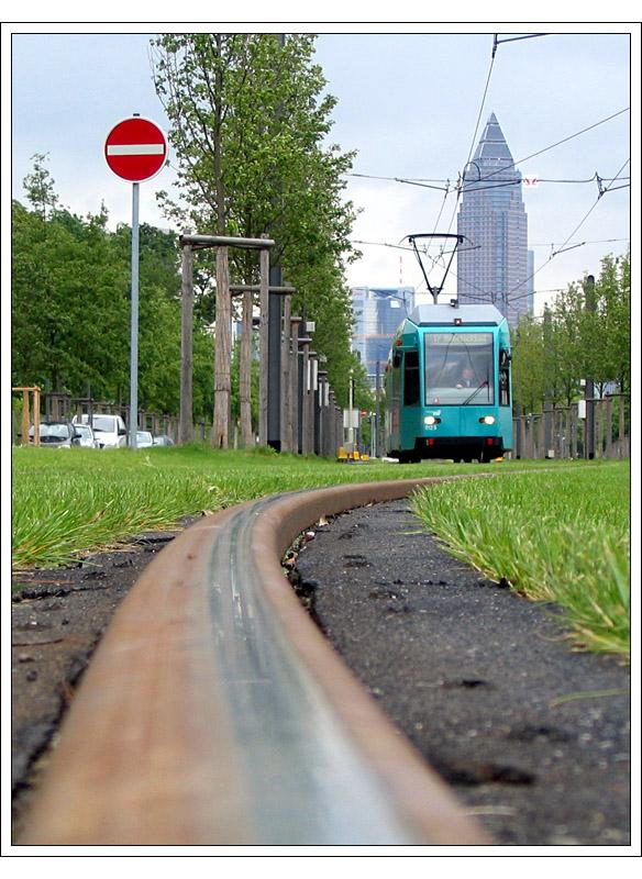 Zwischen Gleisbogen und Messeturm - 

Straßenbahn-Impression aus Frankfurt I. 

01.06.2006 (J)