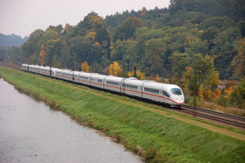 Zwischen Gnzburg/Donau und dem in der Zwischenzeit stillgelegten Bahnhof Neuoffingen folgt die Kursbuchstrecke 980 der parallel verlaufenden Donau. Hier eine ICE 3-Doppelgarnitur vor den sich herbstlich verfrbenden Donau-Auen. (30.09.2008).
